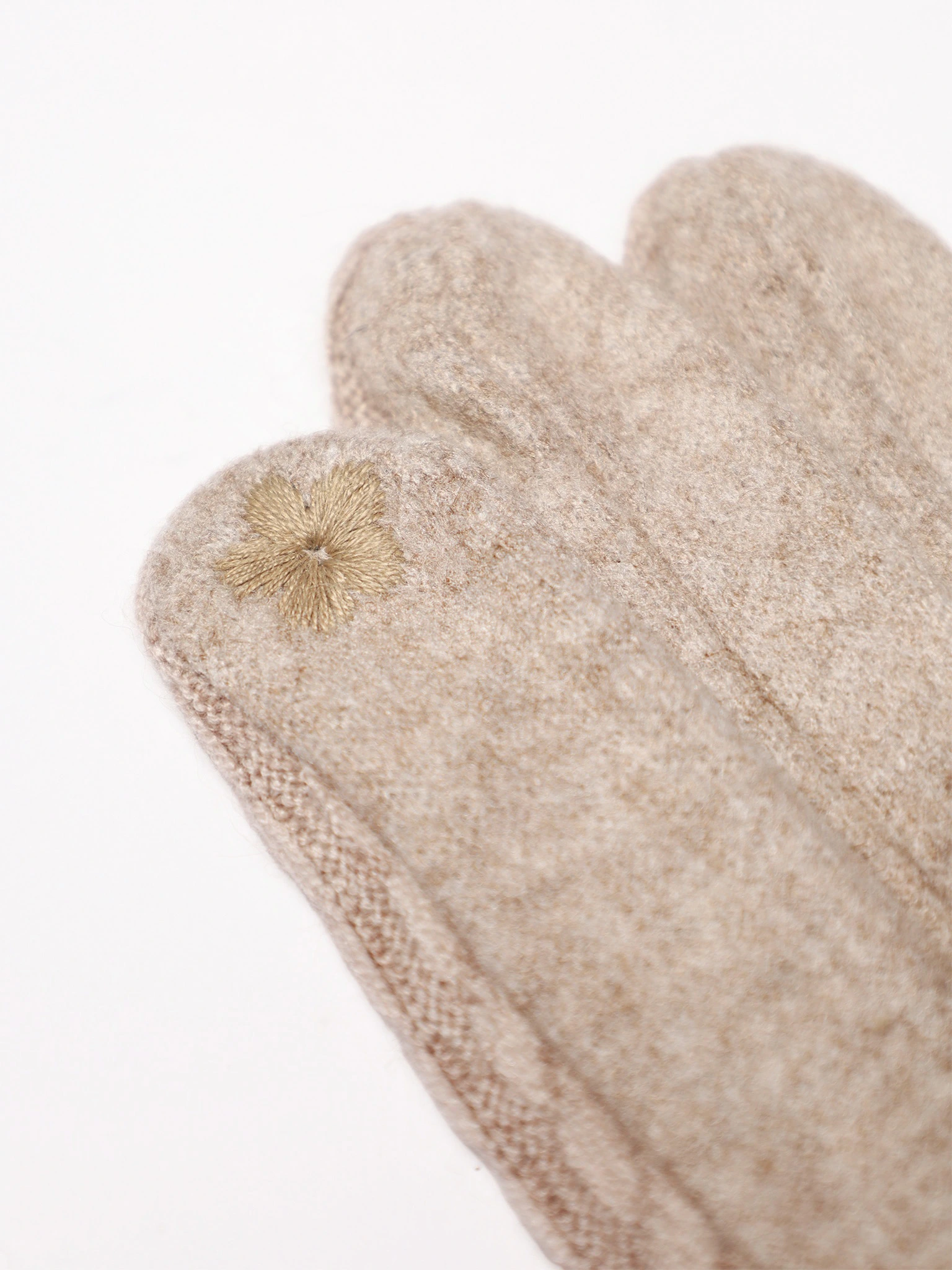 Перчатки трикотажные с декоративной нашивкой в ассортименте